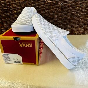 Vans Classic Slip-On Checkerboard Shoe in Metallic True White Size M 5.5 W 7